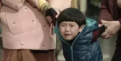 孩子对不起,原谅爸爸的狠心,拿起工作抱不了你,放下工作养不起你。