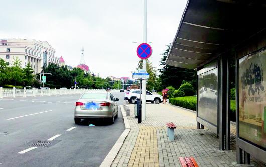 恩馬文景園車站內(nèi),一輛小轎車無視禁停標(biāo)志占據(jù)公交港灣停車。
