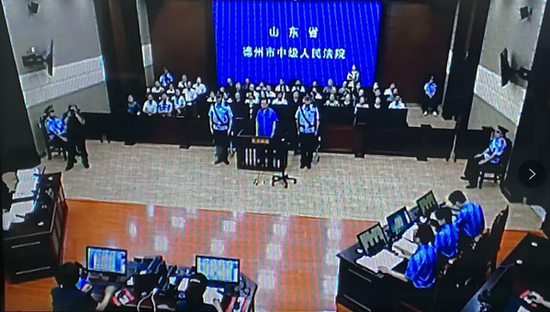 “被告人,起訴書中對你的犯罪指控,是否屬實?”
