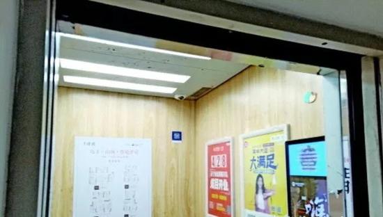張女士所在小區電梯里的廣告。齊魯晚報記者王杰攝