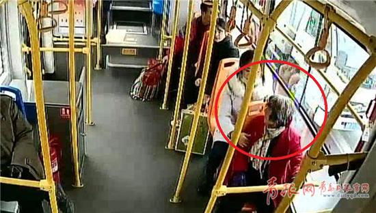▲老人向女孩道謝