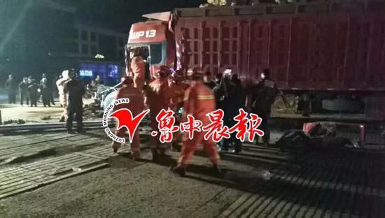 商務(wù)車車身左側(cè)受損嚴重