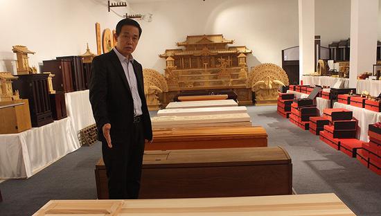 山东曹县云龙木雕公司总经理李如启。图片来源:杨立赟
