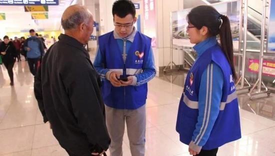 ●食品系学生在威海火车站进行志愿服务