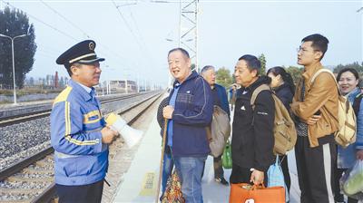 源迁站副站长东登金组织搭客排队候车。