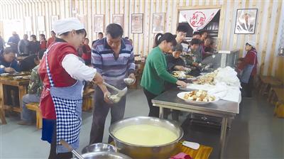 午饭时候,中郝峪村村民到大食堂免费就餐。