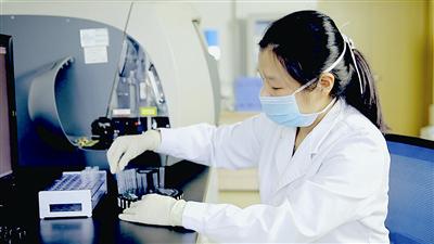 图为奥克生物工作人员用流式细胞术对脐带间充质干细胞进行免疫表型检测。