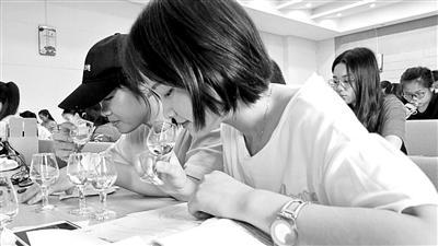 四川理工學院宜賓臨港校區的學生在進行“白酒品鑒技能培訓”