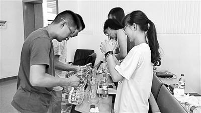 學生們在倒酒,為“品鑒”做準備