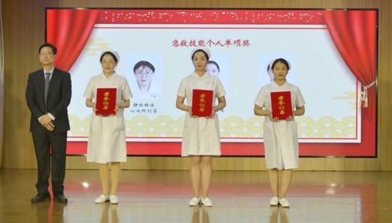 △党委委员、执行院长王东海为“练为战,励精兵”急救护理技能大赛单项奖获得者颁奖
