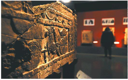 △6日,参观者在山东博物馆参观汉代画像艺术展。