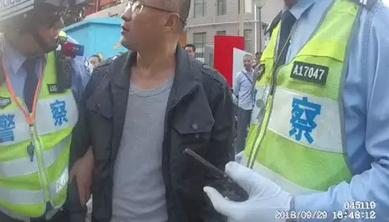 正當趕來的交警詢問情況時
