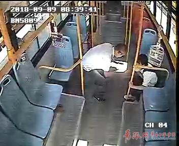 駕駛員停車查看女孩情況