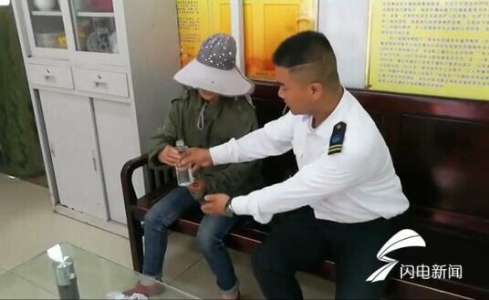 駕駛員給李女士準備了水和包子