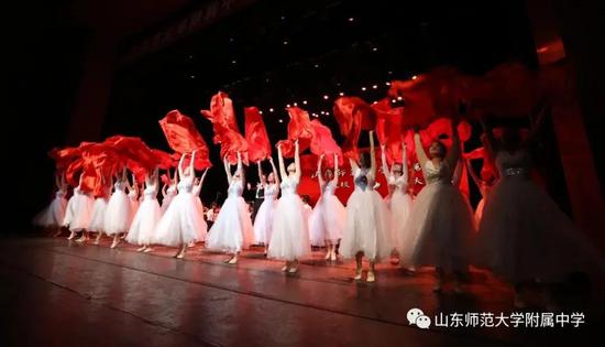 开场交响乐《红旗颂》