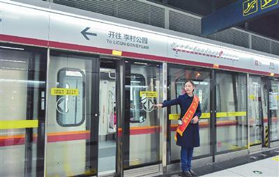 ■地铁2号线开通后给市民出行带来了极大便利。(资料图片) 傅学军 摄