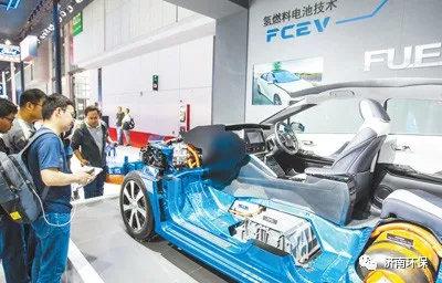 在2019上海國(guó)際車展上,一輛氫燃料電池技術(shù)汽車吸引人們駐足觀看。