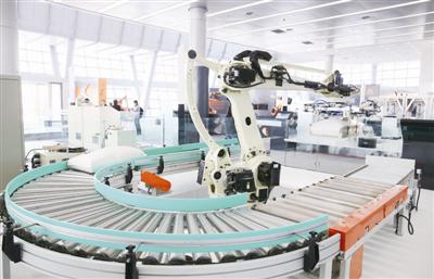 ▲青岛宝佳自动化设备有限公司生产的工业机器人产品。 任晓萌 摄