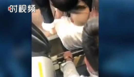 最終掉入站臺(tái)縫隙內(nèi)的孩子被成功救出。