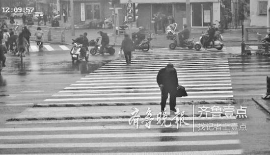 老人剛走了一半斑馬線,信號燈就變成了紅色。視頻截圖