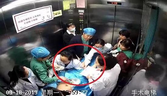 緊急送往手術(shù)室途中 ↑ 視頻截圖 (文末有視頻)