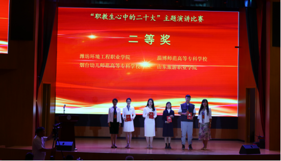 谭菲依、张燕婷为二等奖颁奖