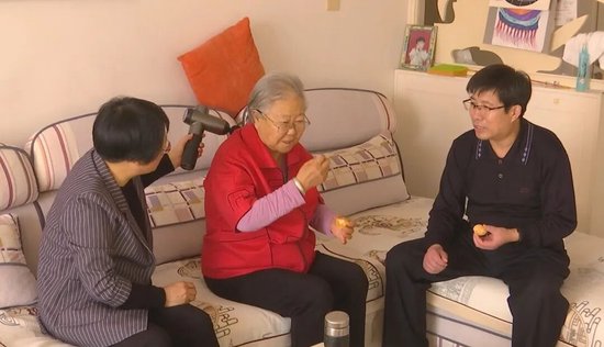 朱长青与老人交流谈心