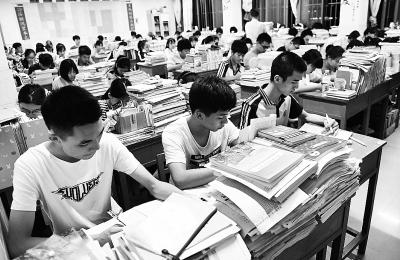 2018年高考前夕,在教室里复习功课迎接高考的高三学生。