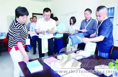 在党风政风监督室翻阅工作资料。 记者郭庆萍摄