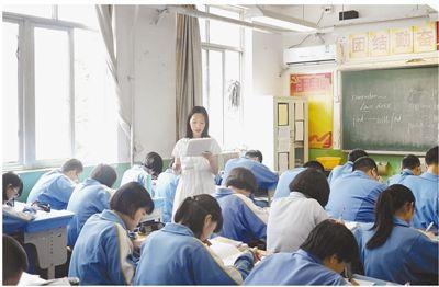 焦奇静在给学生上课。
