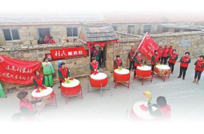 榮成市王連街道東島劉家村志愿服務隊開展活動。 楊志禮攝