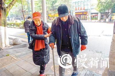 ▲81岁的费婆婆经常搀扶其他行动不便的老人过马路。