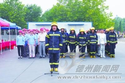参演单位工作人员集结,向指挥中心汇报救援情况