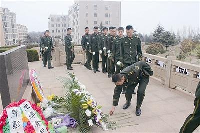 消防官兵向在黄岛油库灭火救援战斗中牺牲的烈士敬献鲜花。