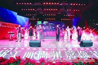 嘉賓與觀眾合唱歌曲《我和我的祖國》。記者劉振興攝