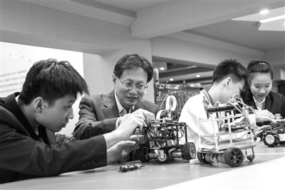 苗禾鸣与学生一起探究科学的奥秘。