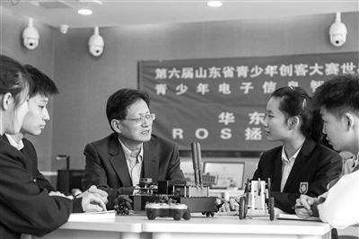 苗禾鸣与山东师范大学附属中学学生面对面共话成长。 学校供图