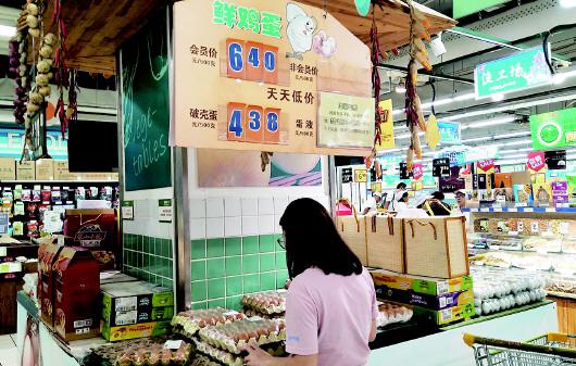 市民在選購雞蛋。
