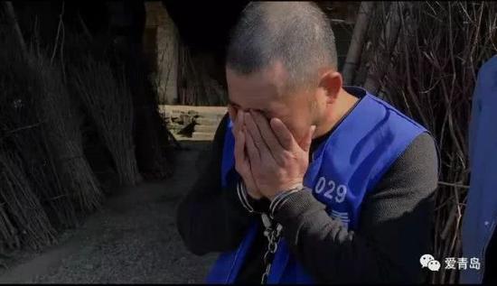 “真的死了……”他聽到后,眼淚大顆大顆滾下來。隨后,他被送進看守所。