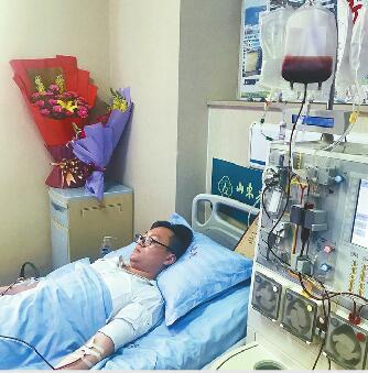 正在采集造血干细胞的张明阳 记者孙镇镇 摄
