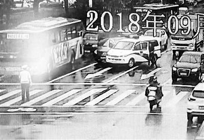 監控拍下執行法官在路口逼停老賴的奔馳車
