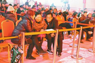 在選房現場,居民商討如何選擇合適的房型。
