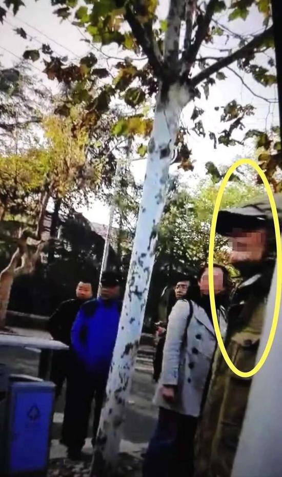 (图示为打人的老年男子,视频截图)