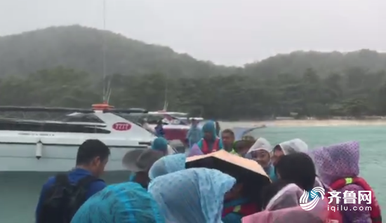 圖為正在等待上船返程的山東游客