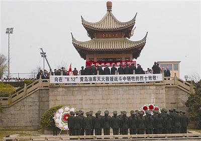 在黄岛油库革命烈士纪念亭前,消防官兵肃立缅怀英烈。