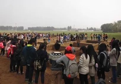 ▲参观城子崖遗址发掘现场