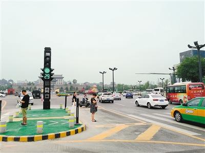 近日，南门盘道与长安路交叉口新增了信号灯和行人过街“安全岛”。