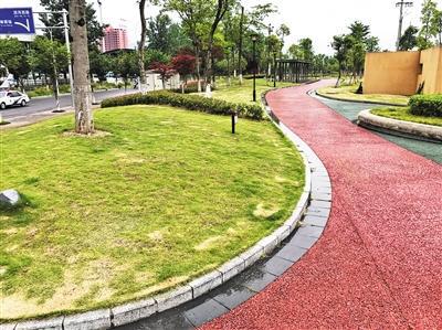 地面鋪上透水磚和透水材料的秀山體育公園一角。 上游新聞記者 李斌 攝