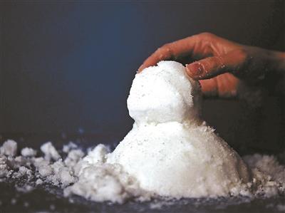 揉搓“人造雪”時會有異味攝影/本報記者 崔峻