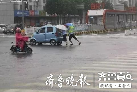 高新区交警雨中救援故障车辆